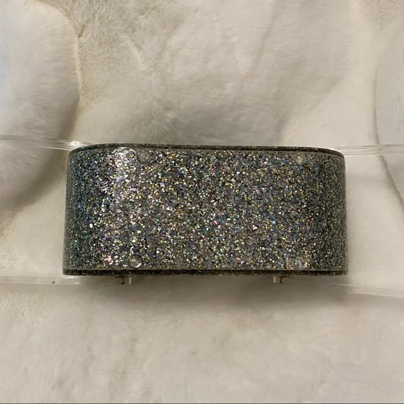 Vintage oval lucite purse, silver glitter double handle. Florida Handbags - Picture 4 of 5